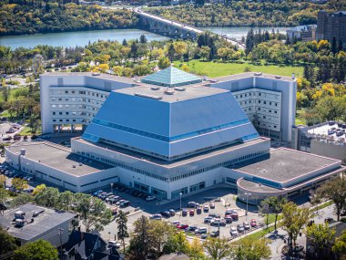 Saskatchewan, Saskatchewan 'daki City Park mahallesinin yüksek çözünürlüklü hava aracı fotoğrafı ağaç kaplı caddeler, tarihi evler, parklar ve Güney Saskatchewan Nehri' ne yakınlığı gösteriyor..