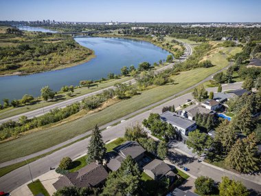 Saskatchewan, Saskatchewan 'daki River Heights mahallesinin yüksek çözünürlüklü hava aracı fotoğrafı. Konut evleri, ağaçlık sokaklar, parklar ve Güney Saskatchewan Nehri manzaralı manzaralı..