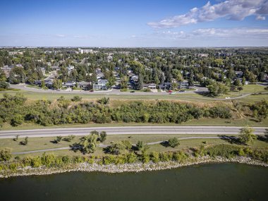 Saskatchewan, Saskatchewan 'daki River Heights mahallesinin yüksek çözünürlüklü hava aracı fotoğrafı. Konut evleri, ağaçlık sokaklar, parklar ve Güney Saskatchewan Nehri manzaralı manzaralı..