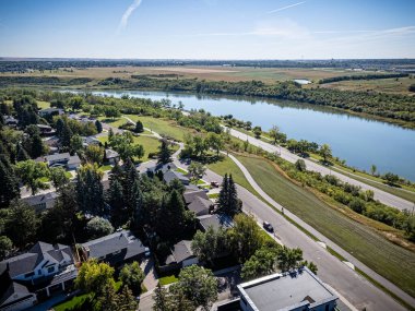 Saskatchewan, Saskatchewan 'daki River Heights mahallesinin yüksek çözünürlüklü hava aracı fotoğrafı. Konut evleri, ağaçlık sokaklar, parklar ve Güney Saskatchewan Nehri manzaralı manzaralı..