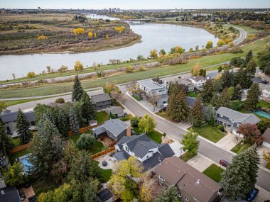 Saskatchewan, Saskatchewan 'daki River Heights mahallesinin yüksek çözünürlüklü hava aracı fotoğrafı. Konut evleri, ağaçlık sokaklar, parklar ve Güney Saskatchewan Nehri manzaralı manzaralı..