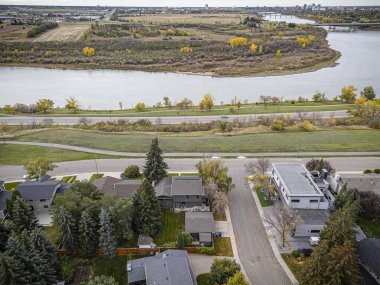 Saskatchewan, Saskatchewan 'daki River Heights mahallesinin yüksek çözünürlüklü hava aracı fotoğrafı. Konut evleri, ağaçlık sokaklar, parklar ve Güney Saskatchewan Nehri manzaralı manzaralı..