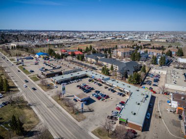 Saskatchewan, Saskatchewan 'daki Lawson Heights mahallesinin yüksek çözünürlüklü hava aracı fotoğrafı. İçinde yerleşim alanları, ağaçlık sokaklar, parklar ve Güney Saskatchewan Nehri manzarası var..