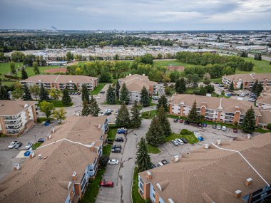 Saskatchewan, Saskatchewan 'daki Lawson Heights mahallesinin yüksek çözünürlüklü hava aracı fotoğrafı. İçinde yerleşim alanları, ağaçlık sokaklar, parklar ve Güney Saskatchewan Nehri manzarası var..