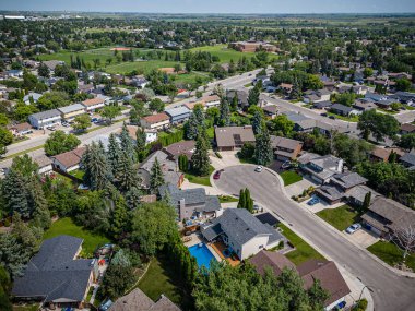 Saskatchewan, Saskatchewan 'daki Lawson Heights mahallesinin yüksek çözünürlüklü hava aracı fotoğrafı. İçinde yerleşim alanları, ağaçlık sokaklar, parklar ve Güney Saskatchewan Nehri manzarası var..