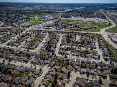 Saskatchewan, Saskatchewan 'daki Silverwood Heights' ın yüksek çözünürlüklü hava aracı fotoğrafı, konut evleri, parklar, ağaçlandırılmış sokaklar ve Güney Saskatchewan Nehri boyunca manzaralı manzaralar..
