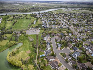 Saskatchewan, Saskatchewan 'daki Silverwood Heights' ın yüksek çözünürlüklü hava aracı fotoğrafı, konut evleri, parklar, ağaçlandırılmış sokaklar ve Güney Saskatchewan Nehri boyunca manzaralı manzaralar..