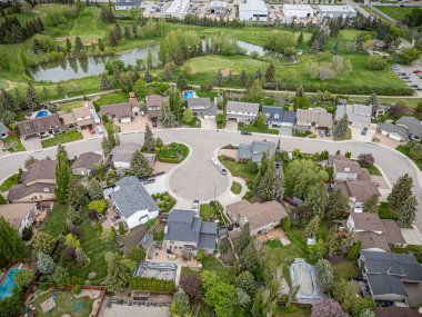 Saskatchewan, Saskatchewan 'daki Silverwood Heights' ın yüksek çözünürlüklü hava aracı fotoğrafı, konut evleri, parklar, ağaçlandırılmış sokaklar ve Güney Saskatchewan Nehri boyunca manzaralı manzaralar..