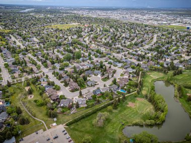 Saskatchewan, Saskatchewan 'daki Silverwood Heights' ın yüksek çözünürlüklü hava aracı fotoğrafı, konut evleri, parklar, ağaçlandırılmış sokaklar ve Güney Saskatchewan Nehri boyunca manzaralı manzaralar..