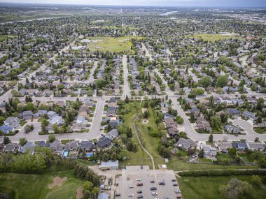 Saskatchewan, Saskatchewan 'daki Silverwood Heights' ın yüksek çözünürlüklü hava aracı fotoğrafı, konut evleri, parklar, ağaçlandırılmış sokaklar ve Güney Saskatchewan Nehri boyunca manzaralı manzaralar..