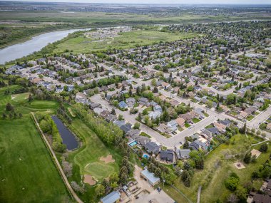 Saskatchewan, Saskatchewan 'daki Silverwood Heights' ın yüksek çözünürlüklü hava aracı fotoğrafı, konut evleri, parklar, ağaçlandırılmış sokaklar ve Güney Saskatchewan Nehri boyunca manzaralı manzaralar..