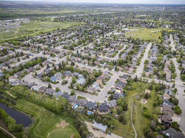 Saskatchewan, Saskatchewan 'daki Silverwood Heights' ın yüksek çözünürlüklü hava aracı fotoğrafı, konut evleri, parklar, ağaçlandırılmış sokaklar ve Güney Saskatchewan Nehri boyunca manzaralı manzaralar..