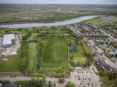 Saskatchewan, Saskatchewan 'daki Silverwood Heights' ın yüksek çözünürlüklü hava aracı fotoğrafı, konut evleri, parklar, ağaçlandırılmış sokaklar ve Güney Saskatchewan Nehri boyunca manzaralı manzaralar..