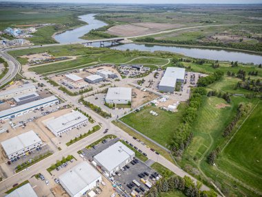 Saskatchewan, Saskatchewan 'daki Silverwood Heights' ın yüksek çözünürlüklü hava aracı fotoğrafı, konut evleri, parklar, ağaçlandırılmış sokaklar ve Güney Saskatchewan Nehri boyunca manzaralı manzaralar..