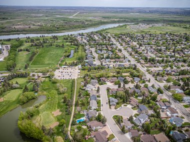 Saskatchewan, Saskatchewan 'daki Silverwood Heights' ın yüksek çözünürlüklü hava aracı fotoğrafı, konut evleri, parklar, ağaçlandırılmış sokaklar ve Güney Saskatchewan Nehri boyunca manzaralı manzaralar..