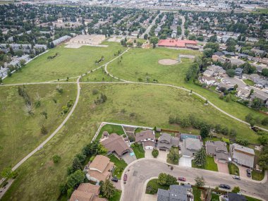 Saskatchewan, Saskatchewan 'daki Silverwood Heights' ın yüksek çözünürlüklü hava aracı fotoğrafı, konut evleri, parklar, ağaçlandırılmış sokaklar ve Güney Saskatchewan Nehri boyunca manzaralı manzaralar..