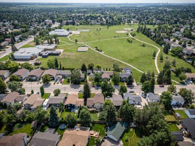 Saskatchewan, Saskatchewan 'daki Silverwood Heights' ın yüksek çözünürlüklü hava aracı fotoğrafı, konut evleri, parklar, ağaçlandırılmış sokaklar ve Güney Saskatchewan Nehri boyunca manzaralı manzaralar..