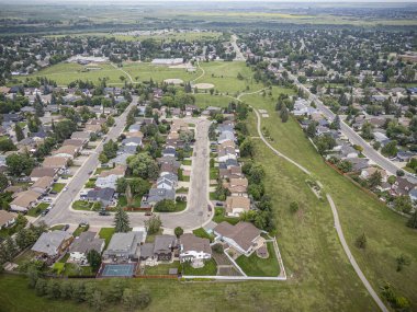 Saskatchewan, Saskatchewan 'daki Silverwood Heights' ın yüksek çözünürlüklü hava aracı fotoğrafı, konut evleri, parklar, ağaçlandırılmış sokaklar ve Güney Saskatchewan Nehri boyunca manzaralı manzaralar..