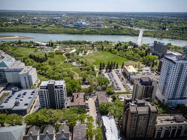 Saskatchewan, Saskatchewan 'daki City Park mahallesinin yüksek çözünürlüklü hava aracı fotoğrafı ağaç kaplı caddeler, tarihi evler, parklar ve Güney Saskatchewan Nehri' ne yakınlığı gösteriyor..