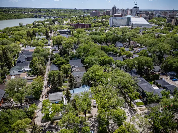 Saskatchewan, Saskatchewan 'daki City Park mahallesinin yüksek çözünürlüklü hava aracı fotoğrafı ağaç kaplı caddeler, tarihi evler, parklar ve Güney Saskatchewan Nehri' ne yakınlığı gösteriyor..