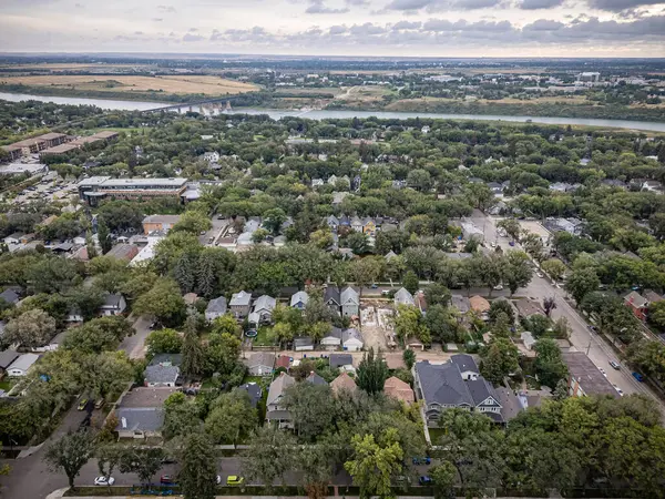 Saskatchewan, Saskatchewan 'daki City Park mahallesinin yüksek çözünürlüklü hava aracı fotoğrafı ağaç kaplı caddeler, tarihi evler, parklar ve Güney Saskatchewan Nehri' ne yakınlığı gösteriyor..