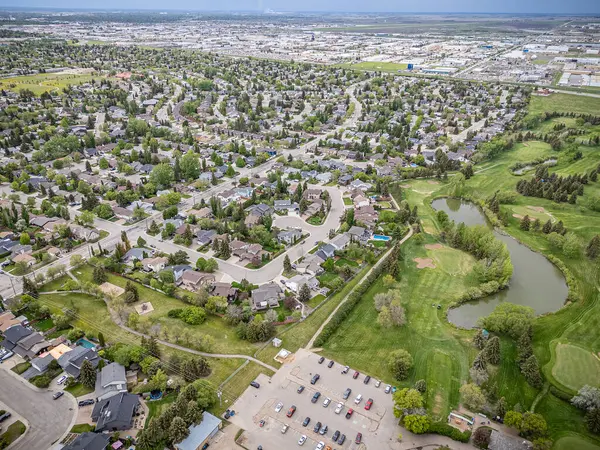 Saskatchewan, Saskatchewan 'daki Silverwood Heights' ın yüksek çözünürlüklü hava aracı fotoğrafı, konut evleri, parklar, ağaçlandırılmış sokaklar ve Güney Saskatchewan Nehri boyunca manzaralı manzaralar..