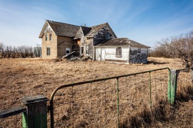 Büyük, eski bir ev yeşil çitli bir tarlada oturuyor. Ev bir sürü otla çevrili ve o terk edilmiş. Sahne yalnızlık ve yalnızlıktan ibarettir.