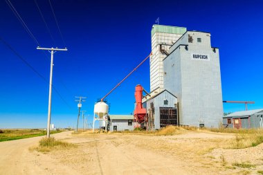 Üzerinde Haprich yazan bir tahıl ambarı. Silo bir tarla ve bir yol ile çevrilidir.