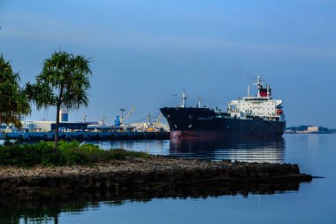 Büyük bir gemi rıhtıma yanaştı. Su sakin ve gökyüzü mavi.