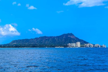 Pasifik Okyanusu üzerinde, Honolulu, Hawaii 'deki Elmas Kafa Volkanı' nın ufuk çizgisi.
