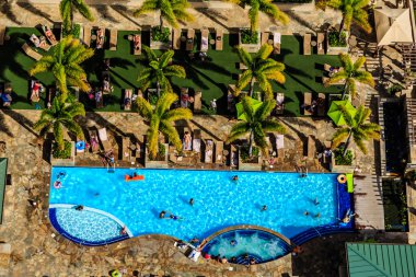 Hawaii 'de bir çatı yüzme havuzu