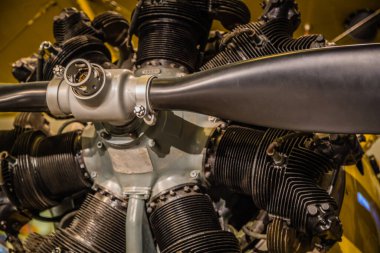 Eski bir uçağın pervanesi birçok bıçağı ve metal kılıfıyla ayrıntılı olarak gösterilir. Nostalji ve tarih kavramı