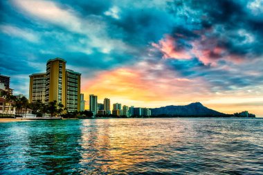 sabah güneş doğarken şafak elmas kafa ve waikiki beach alan Hawaii oahu üzerinde bulutlar aydınlatır