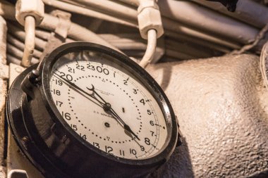 3 ve 9 numaralarda elleri olan bir saat. Saat siyah beyaz.