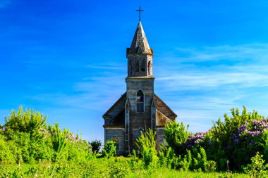 Eski, yıpranmış ahşap kilise Kanada bozkırlarına terk edilmiş..