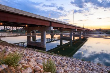 Nehrin üzerinde köprünün sudaki yansıması olan bir köprü. Köprü gece aydınlanır.