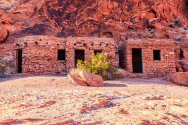 Küçük bir grup ev taştan yapılmıştır ve bir çöl manzarasıyla çevrilidir. Evler küçük ve terk edilmiş gibi görünüyor. Çöl manzarası çorak ve ıssız.