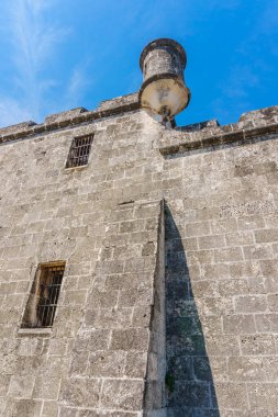 Kulesi ve penceresi olan bir kale. Kale eski ve taş bir duvarı var.