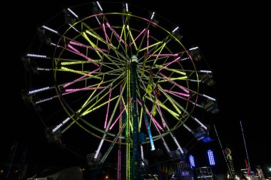 Üzerinde ışıklar olan renkli bir atlıkarınca dolaşır. Işıklar yeşil, sarı ve kırmızı.