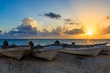 Sahilde üç tekne var, birinin adı 