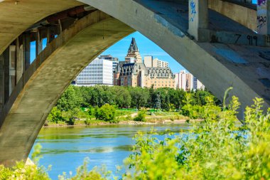 Arka planda bir şehir olan nehir üzerinde bir köprü. Köprü açık ve şehir uzaktan görülebiliyor.