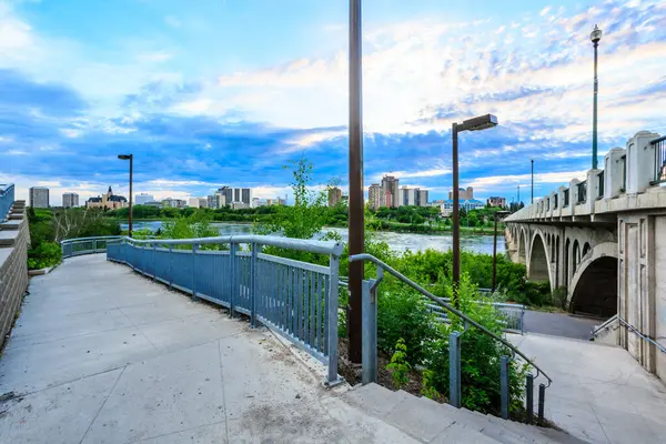 Güney Saskatchewan Nehri boyunca Batı Kanada 'da Saskatoon şehrinin manzarası