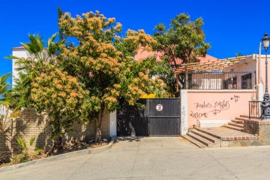 Kapısı olan bir ev ve üzerinde 