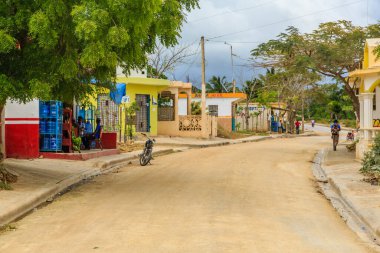 Birkaç evi ve bisikleti olan toprak bir yol. Evler küçük ve yollar asfaltsız.