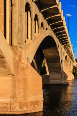 Köprü büyük, kemerli bir yapı ve çok fazla detay var. Köprünün altındaki su sakin ve huzurlu.