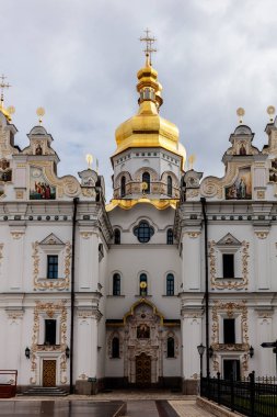 Bina beyaz ve altın sarısı. Bu bir kilise. Bina çok eski.