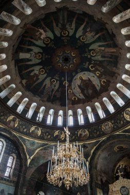 Kilisenin tavanı altın ve gümüşle süslenmiştir. Altın ve gümüş ihtişam ve önem hissi yaratmak için kullanılır.