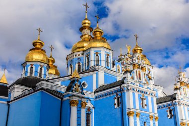 Mavi ve altın kilisenin çok süslü ve karmaşık bir tasarımı var. Binadaki altın aksanlar ona ihtişam ve önem katıyor.