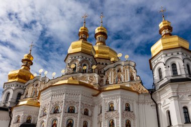 Altın ve beyaz kilisenin çok süslü ve karmaşık bir tasarımı var. Binadaki altın aksanlar ona ihtişam ve önem katıyor. Binanın beyaz rengi altınla çelişiyor.