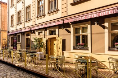 Sarı tenteli bir restoran ve caddede 